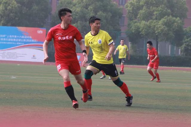 中国选手朱卿获大连马拉松女子组冠军